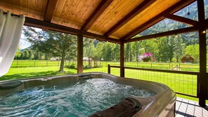 Outdoor spa tub - Beautiful Cabin with Hot-Tub and Breathtaking Landscape Views in Montana (Clinton)