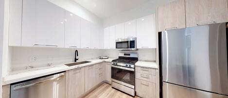 Réfrigérateur, micro-ondes, four, plaque de cuisson