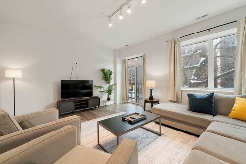 Modern 3BR Near McCormick and South Loop