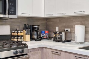 Fridge, microwave, oven, stovetop - Spacious 3BR · Bronzeville/South Loop · Sleeps 8 (Chicago)