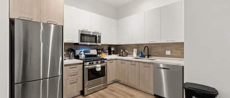 Refrigerador, microondas, horno y parrilla de estufa