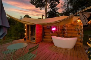 Outdoor dining - Spectacular Scenery Awaits: Modern Tiny House with Sauna in Coldspring, TX (Coldspring)