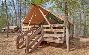 Property grounds - Ultimate Glamping Adventure in Suches, Georgia with a Safari Tent Retreat (Suches)