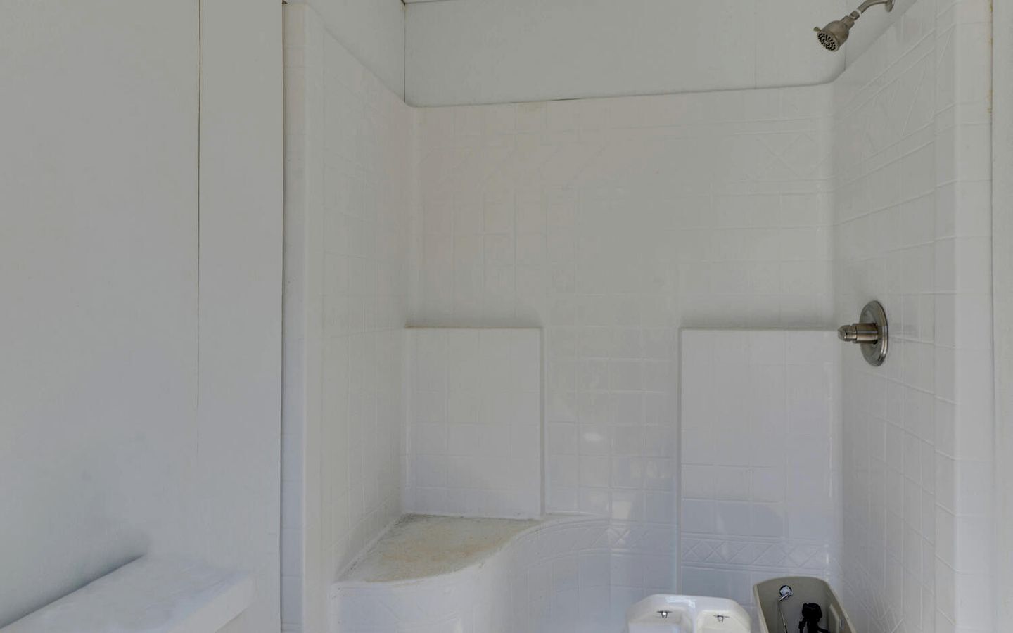 Towels, soap, shampoo, toilet paper