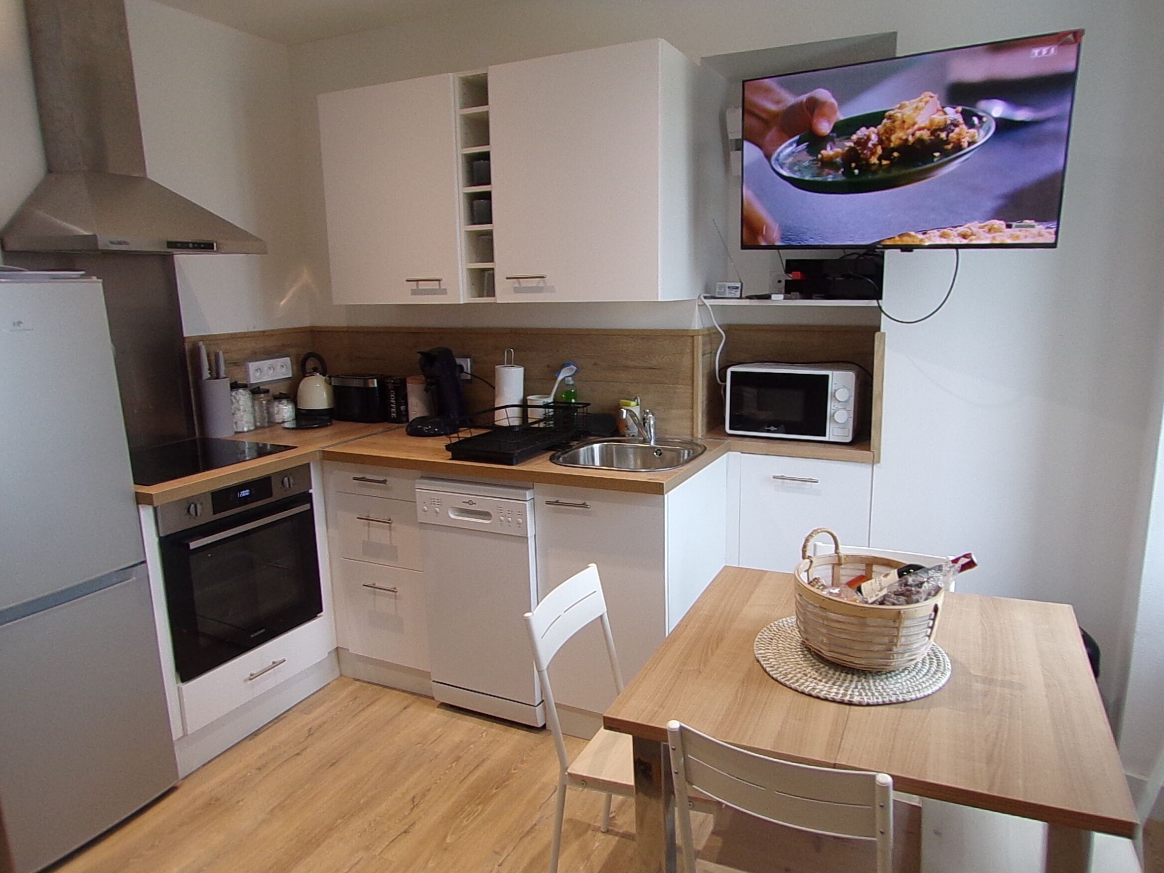 Een microgolfoven, een oven, een kookplaat, een vaatwasser