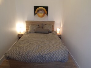 2 bedrooms, internet, bed sheets