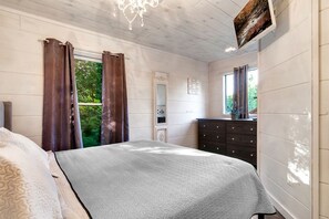 2 Schlafzimmer, Schreibtisch, Bügeleisen/Bügelbrett, WLAN