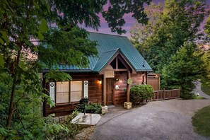 Exterior - Gorgeous Secluded Wooden Cabin with Hot-tub and Pool Table in Sevierville, Tennessee (Sevierville)