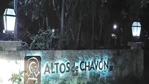 Ein Schild mit dem Text 'ALTOs de CHAYON' bei Nacht.