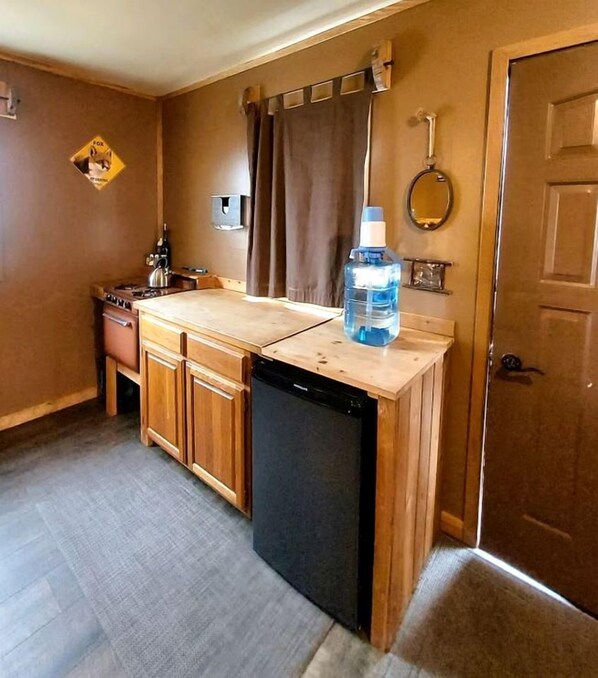 Coffee/tea maker, fridge, oven, stovetop