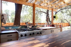 Coffee/tea maker, fridge, microwave, oven - Colorful and Fully Equipped Yurt by Lake Travis For an Unforgettable Lakeway Glamping Escape, Texas (Lakeway)