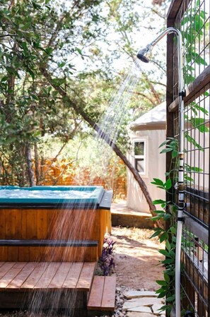 Outdoor spa tub