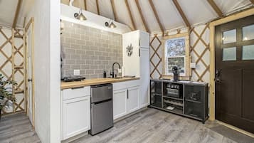 Réfrigérateur, four, plaque de cuisson, cafetière/bouilloire