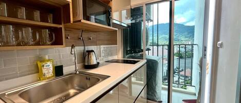 Frigorífico, microondas, placa de cocina y lavavajillas