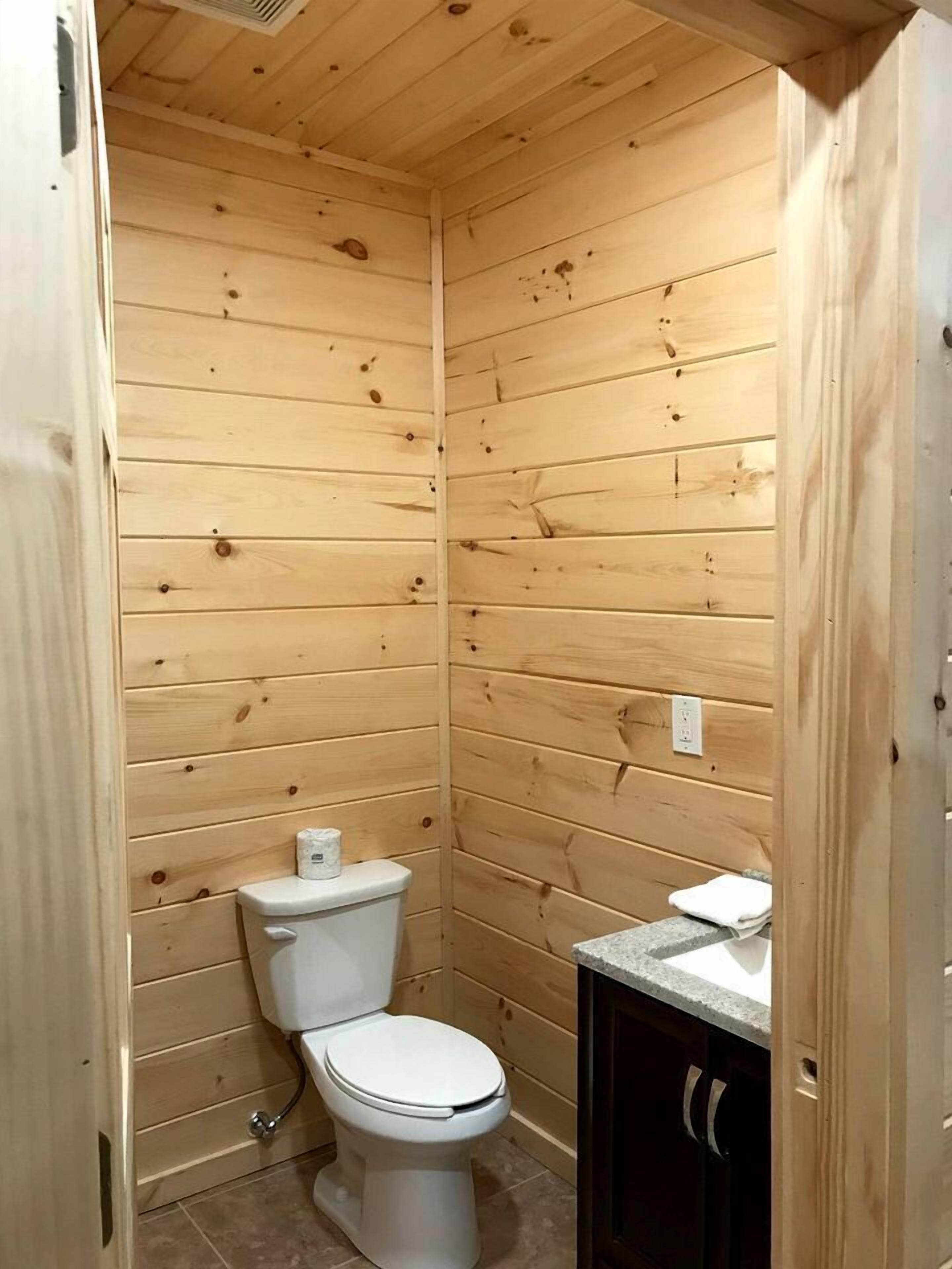 Serviettes fournies, savon, shampooing, papier de toilette