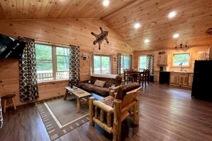 TV - Tranquil Glamping Mountain Getaway: Beautiful Cabin by a Lake in the Adirondack Park in Eagle Bay, New York (Eagle Bay)