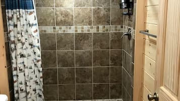 Serviettes fournies, savon, shampoing, papier toilette