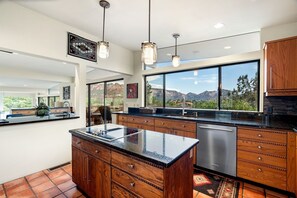 Fridge, microwave, oven, stovetop - Secluded Rental with Spa and Panoramic Mountain Views in Arizona (Sedona)