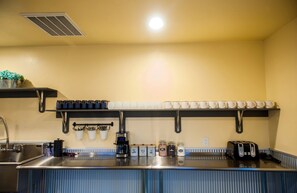 ثلاجة، ميكروويف، موقد طهي مسطح، ماكينة لصنع القهوة/الشاي