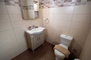 Shower, hair dryer, towels - Stefanos House Stegna (ΡΟΔΟΣ)