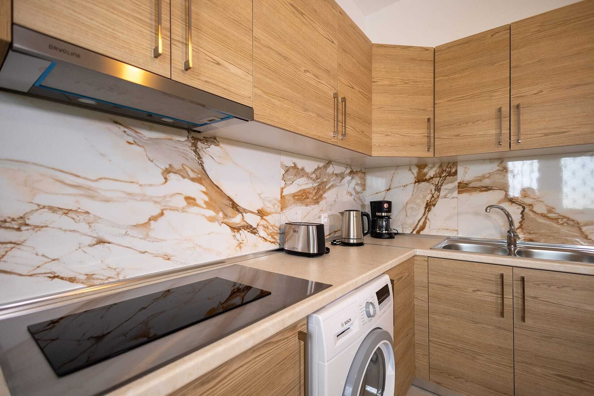 Fridge, oven, stovetop, coffee/tea maker