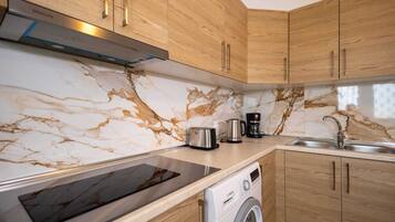 Fridge, oven, stovetop, coffee/tea maker