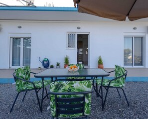 Outdoor dining - Stefanos House Stegna (ΡΟΔΟΣ)