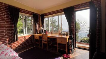 غرفة ديلوكس مزدوجة - بشرفة - منظر للحديقة | مكواة/لوح كي وواي فاي مجانًا