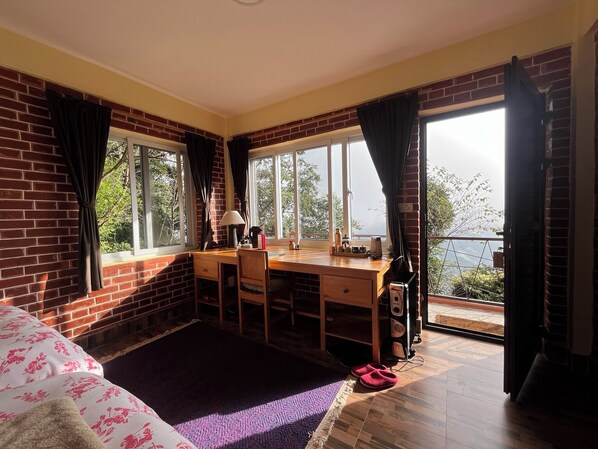 Quarto casal luxo, sacada, vista para o jardim | Ferros/tábuas de passar roupa, Wi-Fi de cortesia