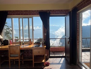 Quarto casal luxo, sacada, vista para o jardim | Ferros/tábuas de passar roupa, Wi-Fi de cortesia