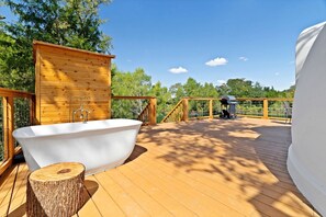 Outdoor spa tub - Outstanding Luxurious Dome with Mini Golf, Outdoor Bath, Sauna and Lake Views in Elgin, Texas (Elgin)