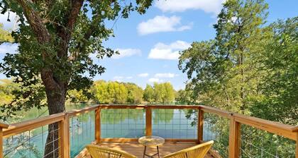 Outstanding Luxurious Dome with Mini Golf, Outdoor Bath, Sauna and Lake Views in Elgin, Texas