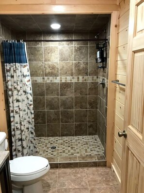 Haartrockner, Handtücher, Seife, Shampoo