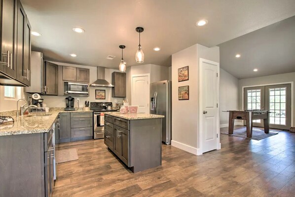 Kylskåp, mikrovågsugn, spishäll och diskmaskin