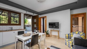 A compact living space with a kitchen, dining area, and seating area. - Rodini Anassa | Dimitra, Apartment (Rodos)