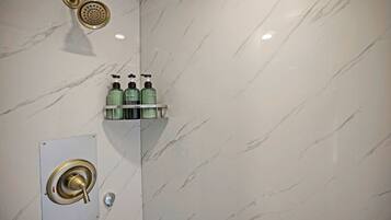 Baignoire Ă  jets, serviettes fournies, savon, shampoing