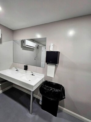 ヘアドライヤー、タオル、トイレットペーパー