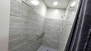 Secador de cabelo, toalhas de banho, sabonete, shampoo