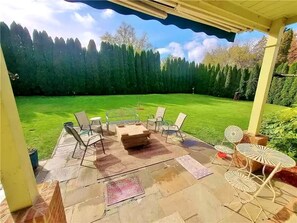Outdoor dining - Incredible Cottage with Hot-tub in Penn Yan, New York (Penn Yan)