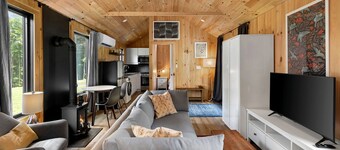 Cozy Chic Cottage with Covered Porch in Vermont