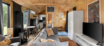 Cozy Chic Cottage with Covered Porch in Vermont