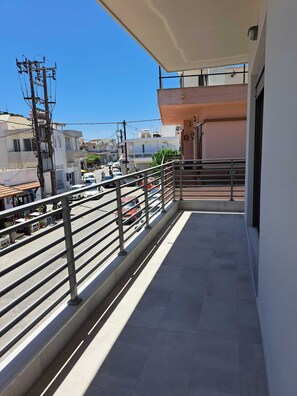 Property grounds - Giannis Apartment is a bright, spacious, and fully functional home. (Afantou)