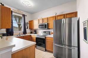Fridge, microwave, oven, stovetop - Charming 4/3 Home in Regal Palms Resort (Davenport)