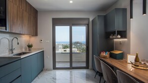 Cozinha moderna com vista para a cidade através de uma porta de vidro deslizante.