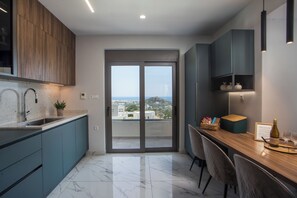 Eine moderne Küche mit Blick auf die Stadt durch eine Schiebetür.