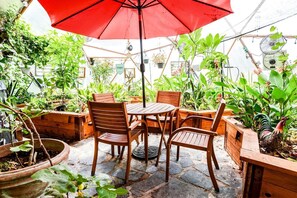 Outdoor dining - Zen by the River: Pet-Friendly Retreat in Beautiful Bastrop, TX (Bastrop)