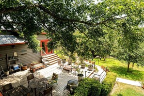 Outdoor dining - Zen by the River: Pet-Friendly Retreat in Beautiful Bastrop, TX (Bastrop)