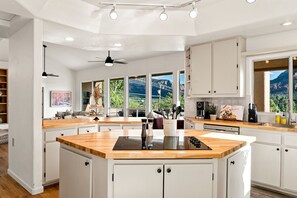 Fridge, microwave, oven, stovetop - Spectacular Rental with Breathtaking Mountain Views in Arizona (Sedona)