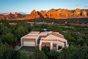 A residential area with houses, a garage, and a mountainous backdrop. - Spectacular Rental with Breathtaking Mountain Views in Arizona (Sedona)