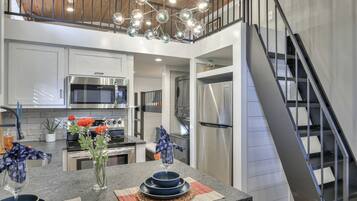 Kühlschrank, Mikrowelle, Herdplatte, Wasserkocher mit Kaffee-/Teezubehör